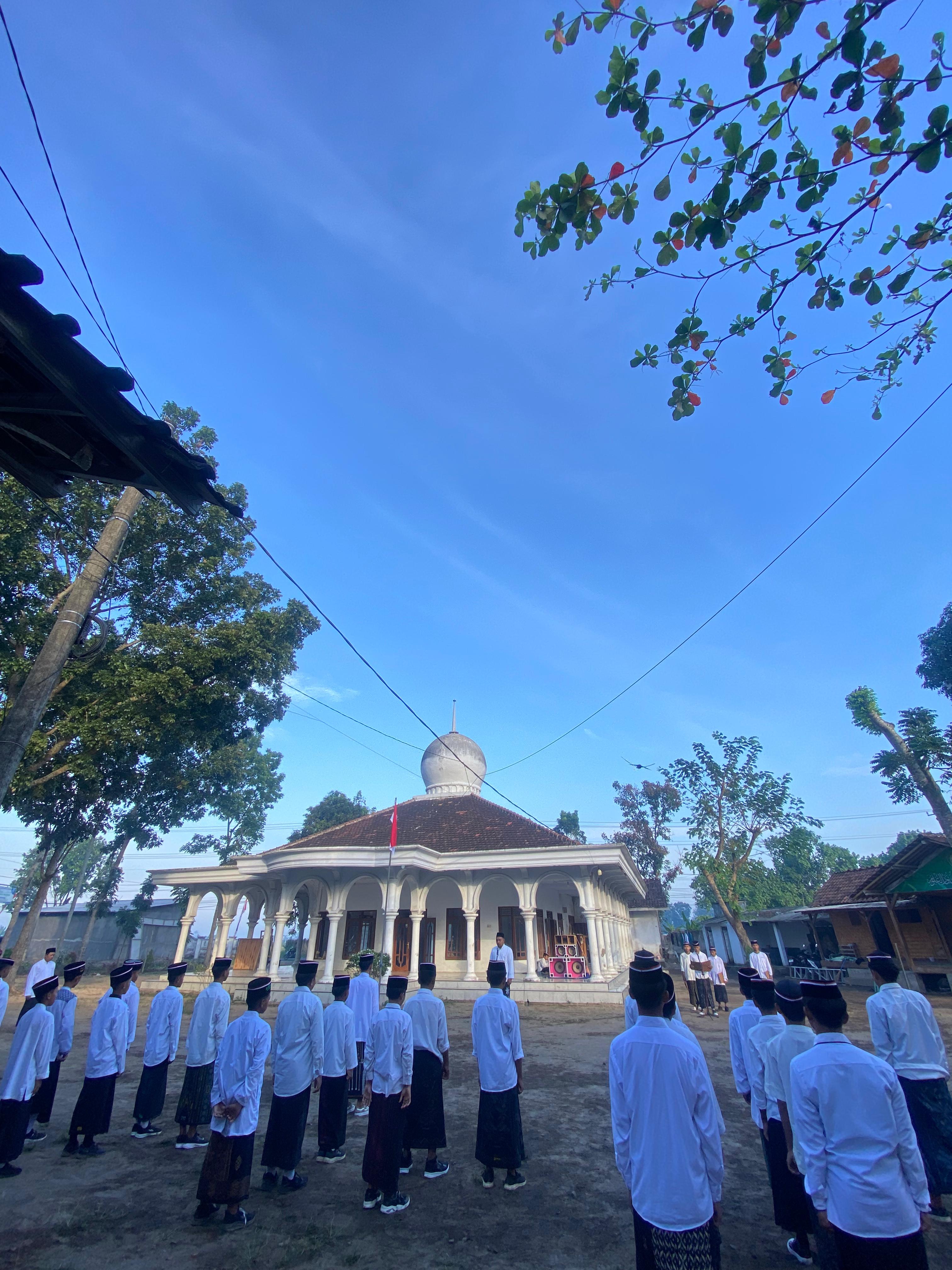 Upacara Pengibaran Bendera Merah Putih di Pondok Pesantren Nurul Ulum Berlangsung Khidmat